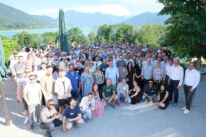 Gruppenbild der SAFELOG Belegschaft bei der Jubiläumsfeier auf Gut Kaltenbrunn