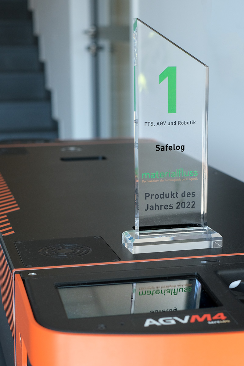 Ausgezeichnet als Produkt des Jahres 2022: das SAFELOG AGV M4 Produkt des Jahres 2022: Das AGV M4 erzielte beim Leservoting des Fachmagazins „materialfluss“ den 1. Platz in der Kategorie „FTS, AGV und Robotik“. | © SAFELOG