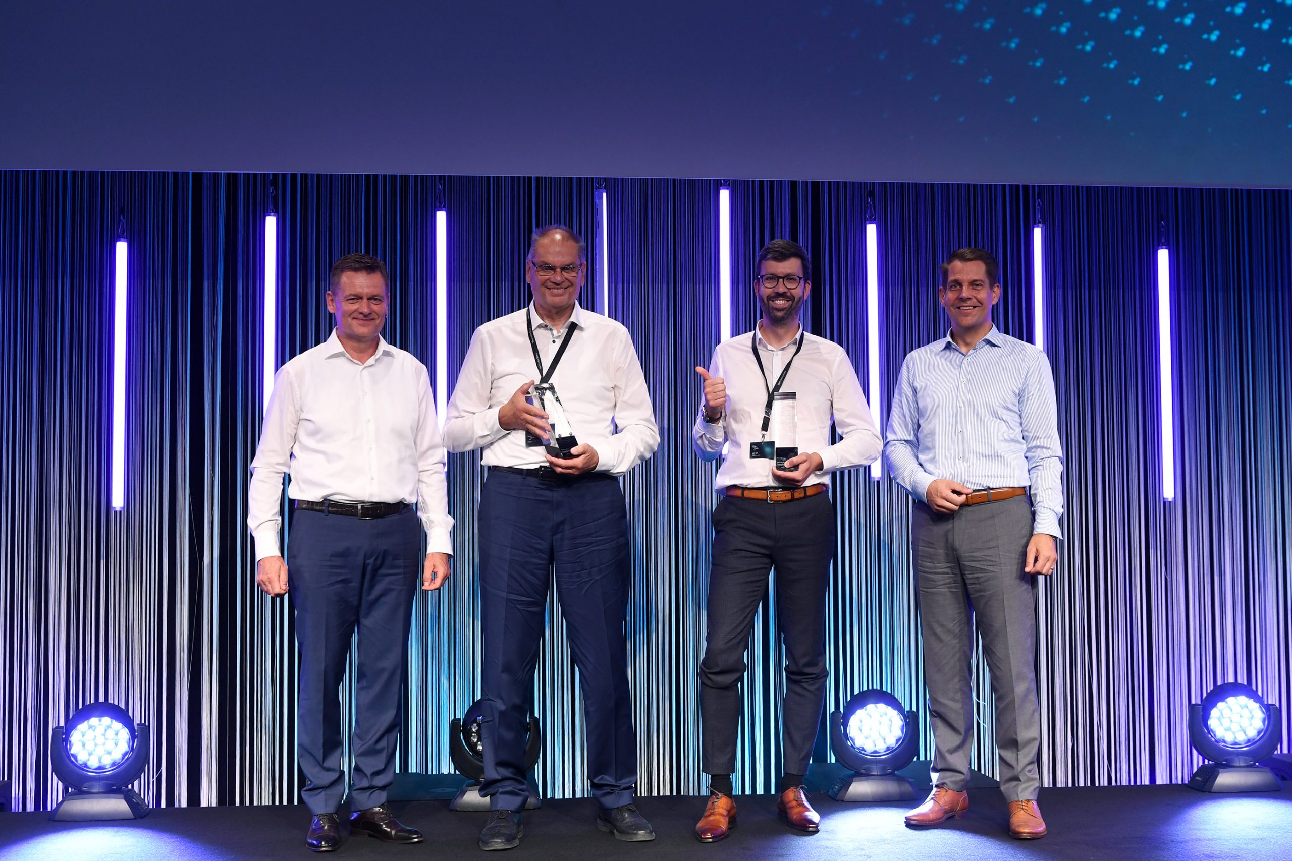 Auszeichnung Mercedes-Benz Supplier Award Michael Wolter, Firmengründer & Eigentümer SAFELOG GmbH (Zweiter von links) freut sich gemeinsam mit (v.l.) Andreas Burkhart, Leiter International Procurement Services Mercedes-Benz Group AG, Bart Sap, Executive Vice President Umicore AG & Co. KG, Dr. Gunnar Güthenke, Leiter Einkauf & Lieferantenqualität Mercedes-Benz Cars über die Auszeichnung. Bild: © Mercedes-Benz Group AG