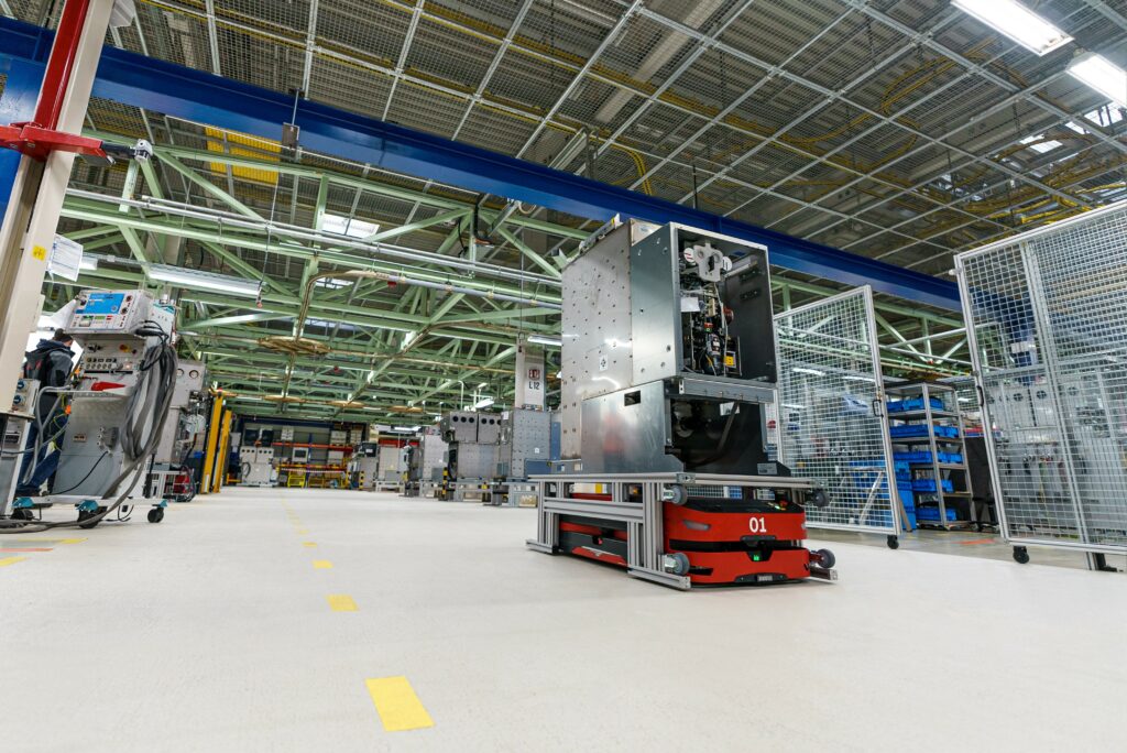 SAFELOG AGV bei ABB Ratingen Das Streckennetz in der Endmontage umfasst über 30 Ziele und mehr als 850 verschiedene Routen (Bild: © ABB AG).