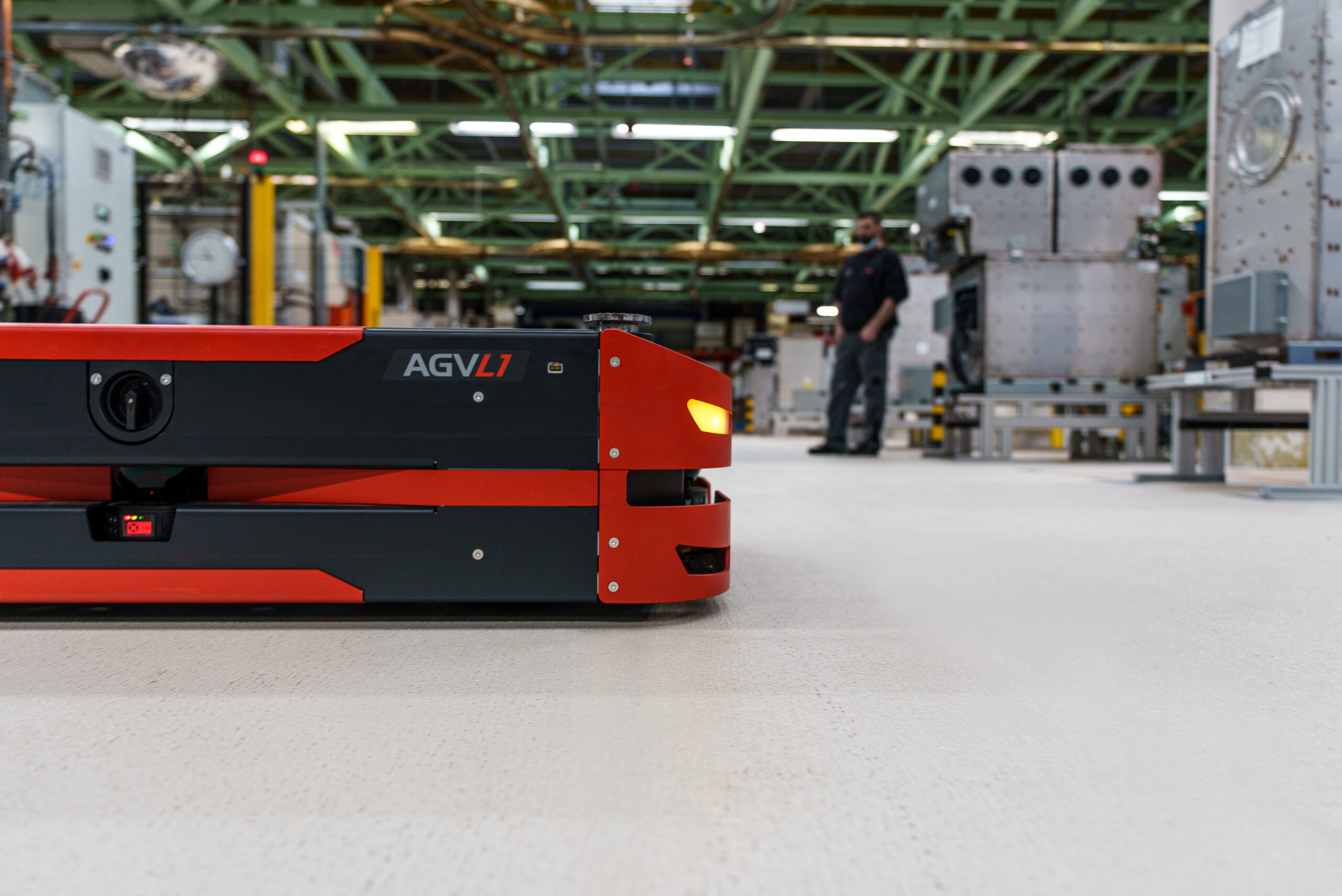 ABB_Safelog_02 Das SAFELOG AGV L1 besticht durch hohe Tragleistung und Manövrierbarkeit und kann sich dank omnidirektionaler Fahrweise in jede Richtung bewegen (Bild: © ABB AG).