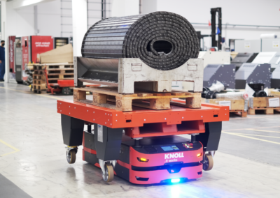 Die Scharnierbänder und Ketten mit einem Gewicht von bis zu 1.000 kg werden auf anwendungsspezifisch konstruierte Schwerlasttrolleys verladen. (Bild: © SAFELOG GmbH)
