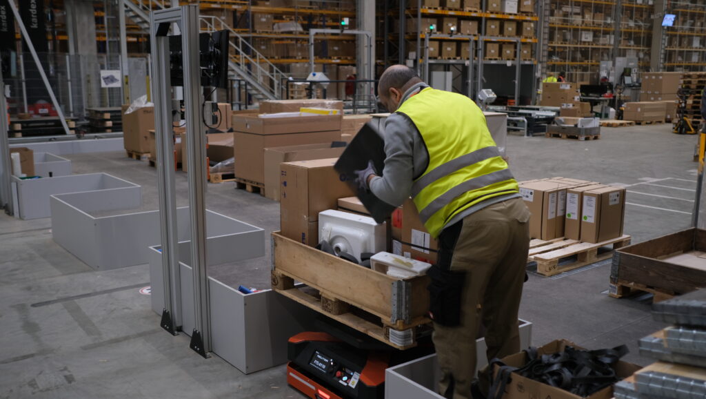 Mobile Roboter nehmen eine wichtige Rolle bei Goods-to-Person-Prozessen ein. (Bild: ©SAFELOG)