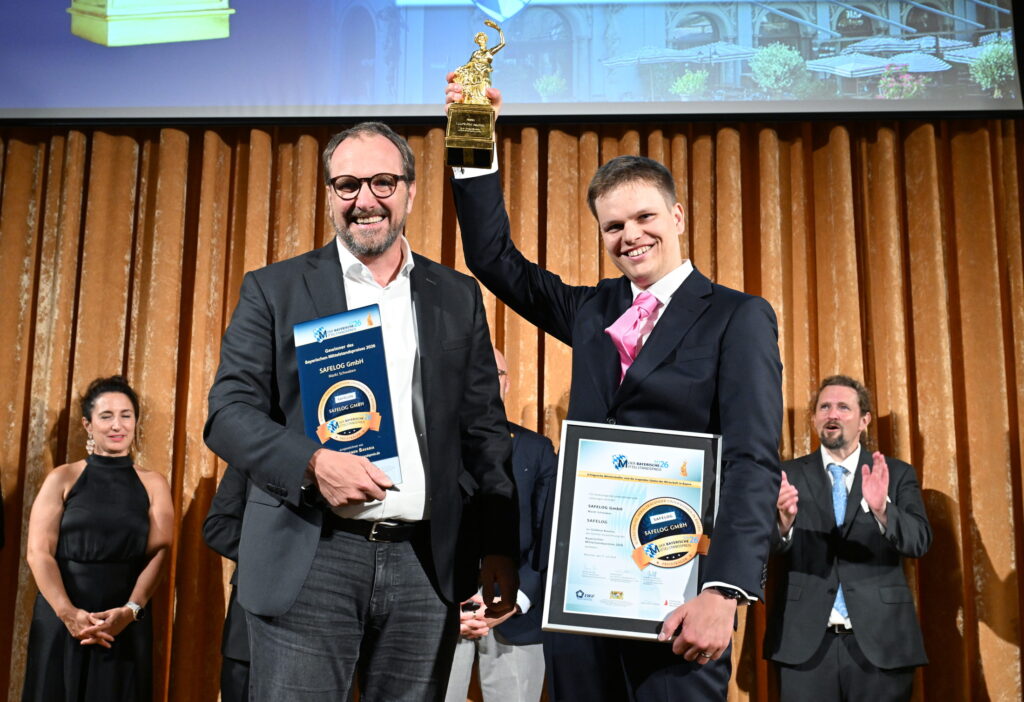 Robert Basler (Safelog), Pirmin Daberkow (Mercedes-Benz), Mathias Behounek (Safelog), Klaus Bücheler (Mercedes-Benz), Marcus Stoelken (Mercedes-Benz), Markus Pfender (Mercedes-Benz) und Julia Kessler (Safelog) freuen sich über die gemeinsame Auszeichnung (Bild: © Tim Walker).